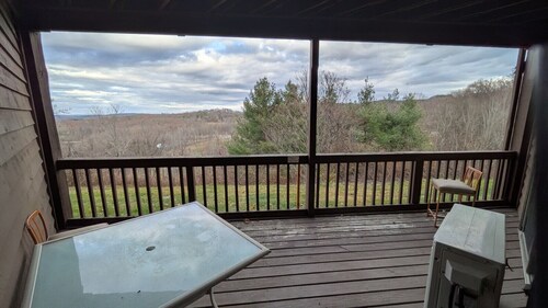 D103 · Winterplace Ski in Ski out condo First floor! D103