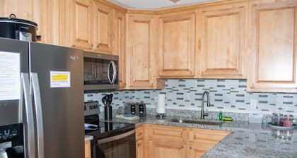 D103 · Winterplace Ski in Ski out condo First floor! D103