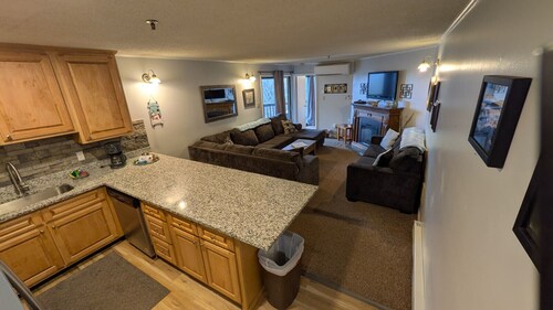 D103 · Winterplace Ski in Ski out condo First floor! D103