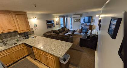D103 · Winterplace Ski in Ski out condo First floor! D103