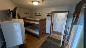 3 habitaciones, escritorio, tabla de planchar con plancha y wifi 
