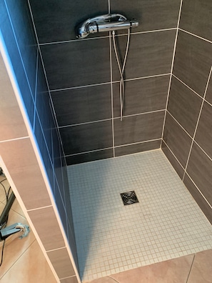 Combined shower/bathtub, hair dryer, towels, soap - Villa with infinity spa pool and breathtaking views (Bouzigues)