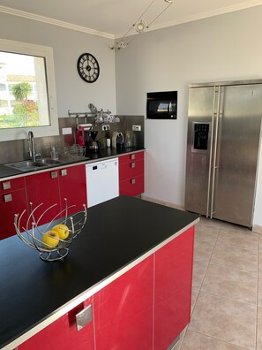 Fridge, microwave, oven, stovetop - Villa with infinity spa pool and breathtaking views (Bouzigues)