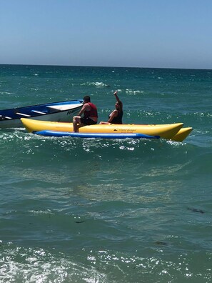 Una spiaggia nelle vicinanze