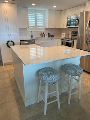 Microwave, oven, stovetop, dishwasher - Charming 2-bedroom condo in delightful Flagler Beach with AC, WiFi (Flagler Beach)