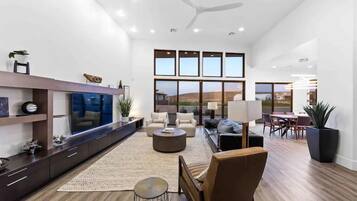 TV, lareira, pebolim, aparelho de som