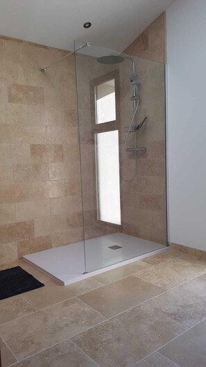 Shower, hair dryer, towels, soap - Gîte Le Colombier (CRESTET)
