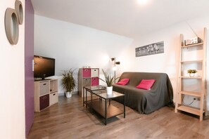 TV - Studio, ideally located in Normandy (Baudre)