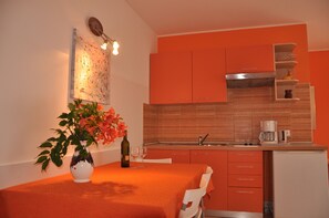 Fridge, stovetop, coffee/tea maker, electric kettle