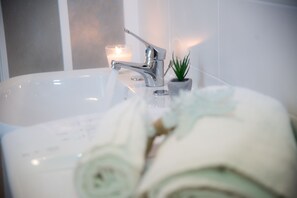 Douche, sèche-cheveux, serviettes fournies, savon