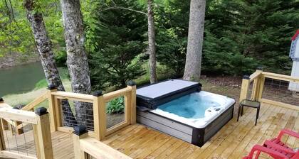 Waterfront Home, Hot Tub, Gas Fireplace, Fire Pit, WiFi, Family & Dog-Friendly