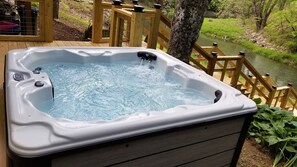 Outdoor spa tub - Waterfront Home, Hot Tub, Gas Fireplace, Fire Pit, WiFi, Family & Dog-Friendly (Bryson City)