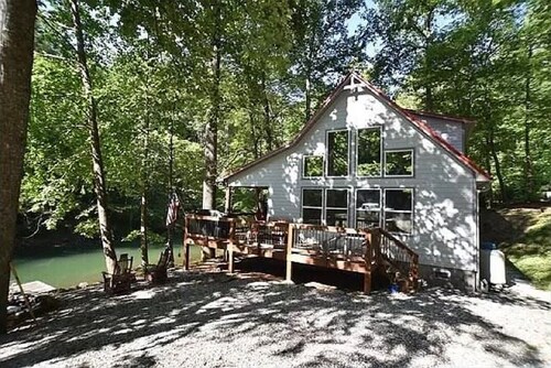 Waterfront Home, Hot Tub, Gas Fireplace, Fire Pit, WiFi, Family & Dog-Friendly