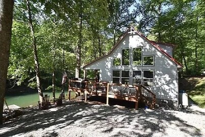 Waterfront Home, Hot Tub, Gas Fireplace, Fire Pit, WiFi, Family & Dog-Friendly