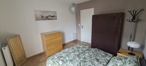 1 bedroom, bed sheets, wheelchair access
