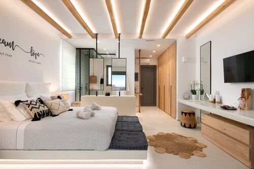 Pefkos Allure Luxury Suites with an outdoor Jacuzzi