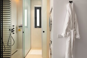 Dusche, Haartrockner, Handtücher, Seife