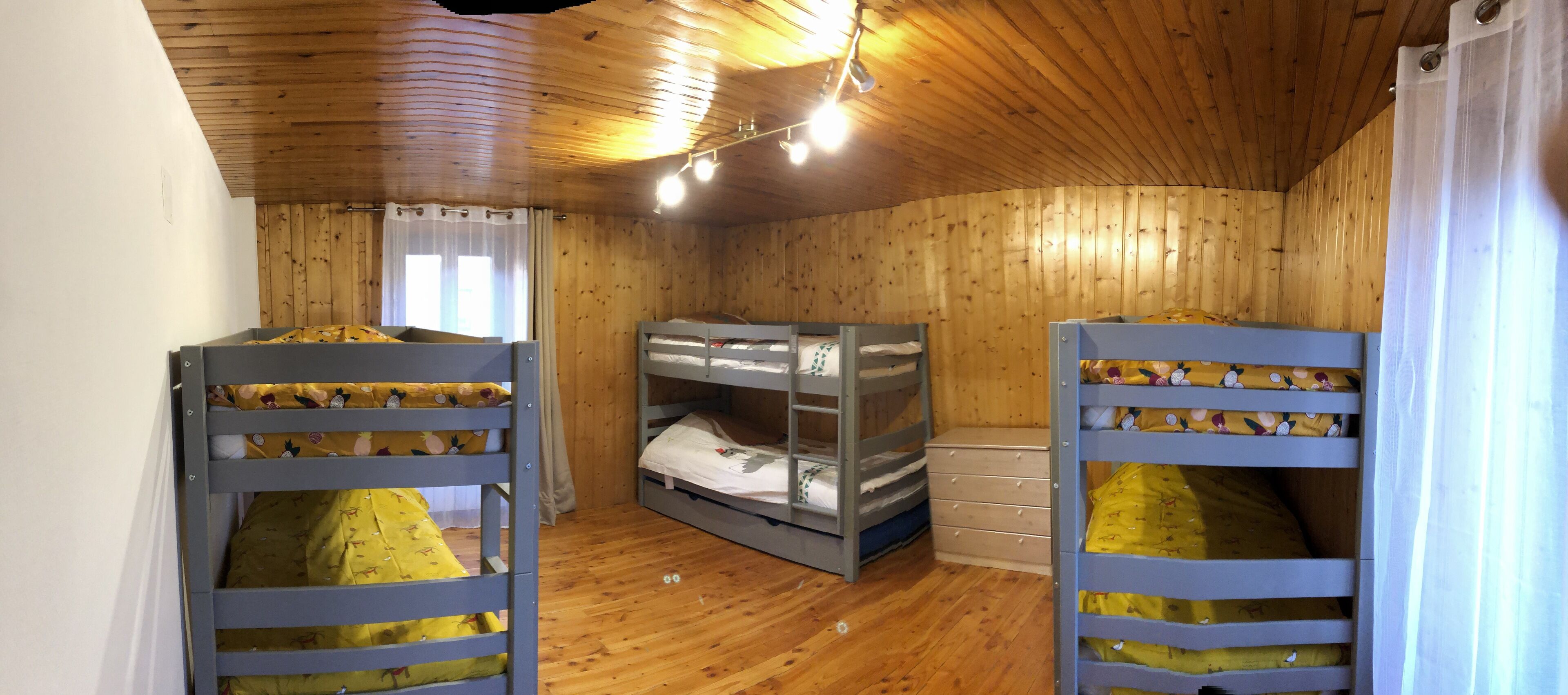 4 sovrum, strykjärn/strykbräda, resesäng och sängkläder