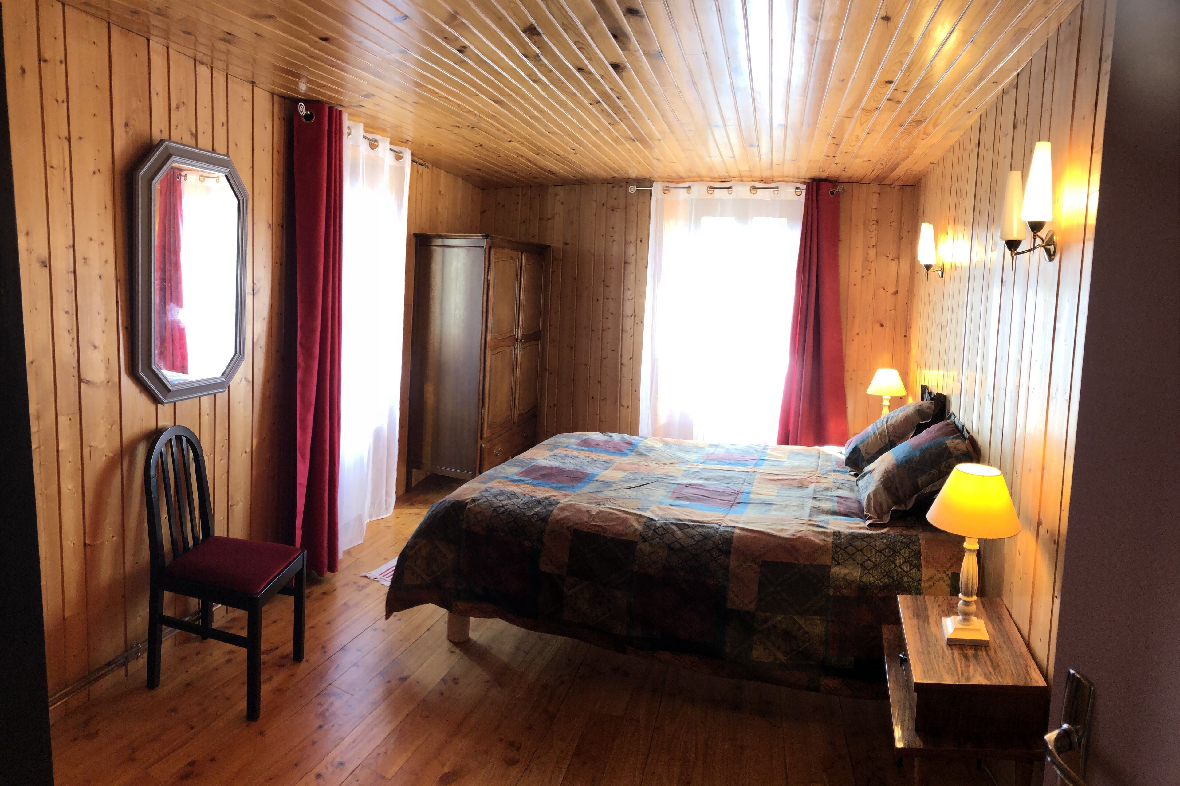 4 habitaciones, tabla de planchar con plancha y cuna de viaje 