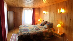 4 bedrooms, iron/ironing board, travel cot, bed sheets