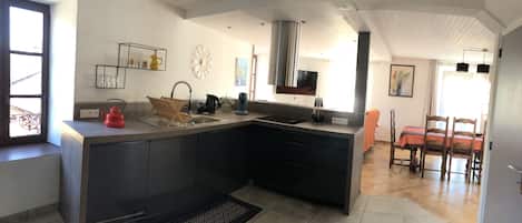 Frigorifero, microonde, forno, piano cottura