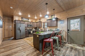 ثلاجة، ميكروويف، فرن، موقد طهي مسطح