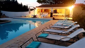 Una piscina al aire libre, una piscina climatizada