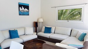 Una televisión, una chimenea, un reproductor de DVD