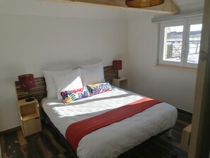 2 bedrooms, iron/ironing board, travel cot, free WiFi