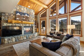 Smart TV y chimenea 