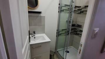Douche, serviettes fournies