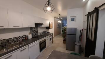 Een koelkast, een microgolfoven, een oven, een kookplaat