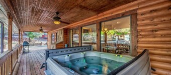 Wild Mustang's open-concept great space w/ Hot Tub & Ping Pong