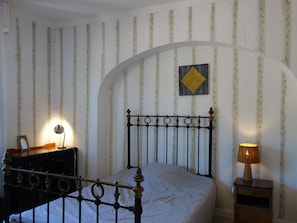 2 Schlafzimmer, Schreibtisch, Bügeleisen/Bügelbrett, Reisekinderbett