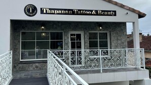 Un bâtiment sur lequel on peut lire l’inscription : « Thapanan Tattoo & Beauty ».