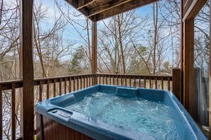 Outdoor spa tub - ★ Southern Comfort ★ | Game, Pool Table, Theater Room, Hot Tub (Sevierville)
