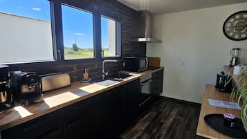 ثلاجة، ميكروويف، فرن، غسالة أطباق