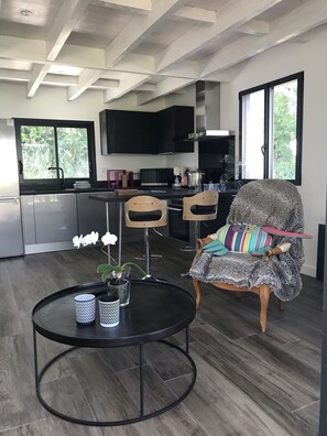 Refrigerador, microondas, horno, placa de cocina