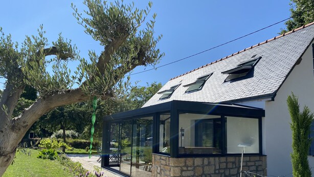 A modern house with a stone foundation, a glass conservatory, and a well-maintained garden. - L' Annex ' : charming quiet house with garden close to the beach (Névez)