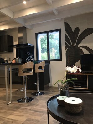 雪櫃、微波爐、焗爐、爐具