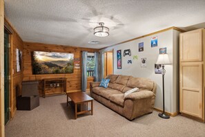 Smart TV, fireplace, DVD player, table football - Smoky Mtn Large Private Douglas Lake Lodge- 12 acres- Sevierville (sevierville)