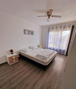 1 chambre, bureau, fer et planche à repasser