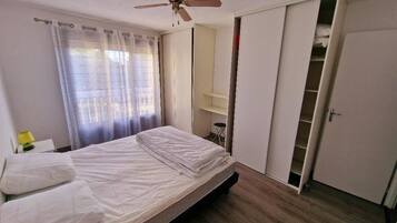 1 chambre, bureau, fer et planche à repasser