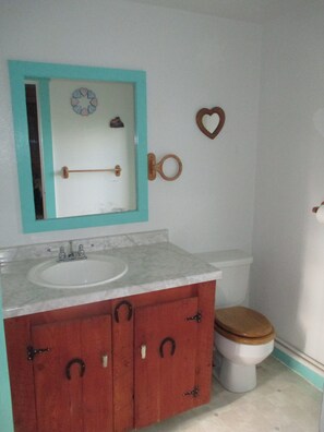 Badewanne, HandtĂŒcher, Seife, Toilettenpapier