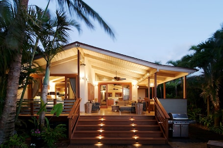 Terrace/patio. Paia Inn - 3 Bedroom Ocean Front Beach House
