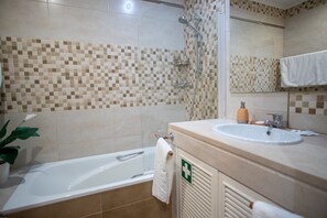 Combined shower/bathtub, hair dryer, bidet, towels - Apartamento Triplex Luxurious (Vilamoura)