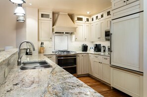 Køleskab, mikrobølgeovn, kogeplade, opvaskemaskine