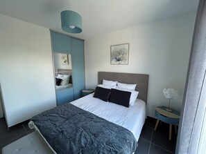 3 bedrooms, desk, iron/ironing board, travel cot