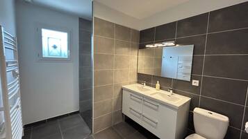 Een douche, een haardroger, handdoeken, zeep