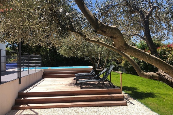 Terrasse bois ombragé par les oliviers